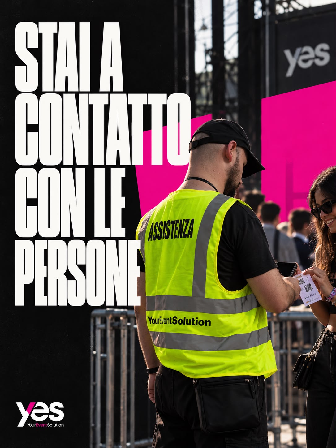 Operatore YES in assistenza controlla il pass di una spettatrice
