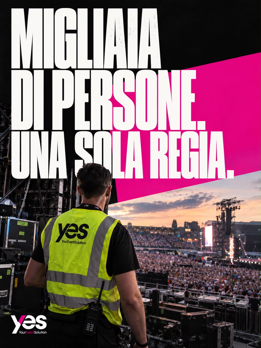 Operatore YES con radio osserva la folla dal palco al tramonto
