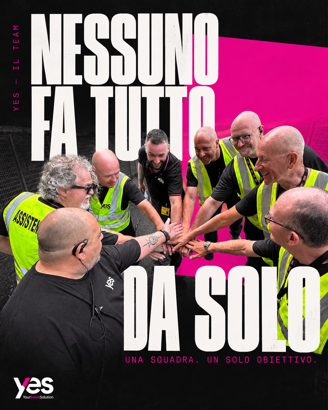 Il team YES in gilet alta visibilità si stringe la mano al centro